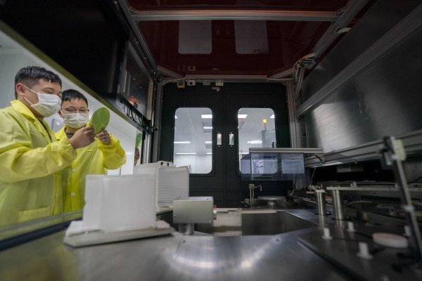 a股加杠杆 单片耗时从一整天降至一刻钟 一把“光刀”切出新型芯片大市场
